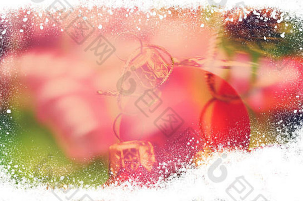 圣诞节背景。模糊的红色圣诞树玩具球和雪。网络横幅。