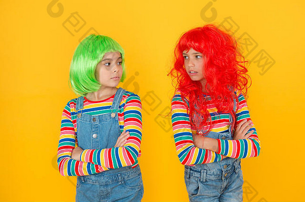 改变颜色孩子们女孩充满活力的发型色素染料头发自由表达式幻想头发趋势姐妹有趣的<strong>半永久</strong>颜色奶油彩色的剪辑头发扩展
