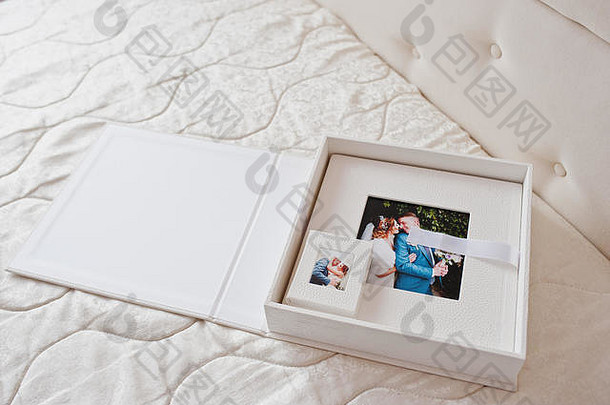 华丽的白色皮革婚礼相册或相册在白色背景的盒子里。