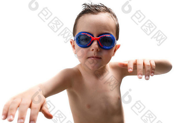游泳池里戴着护目镜的孩子
