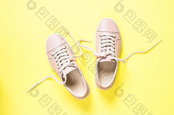 女人时尚粉红色的鞋子黄色的背景前视图复制空间