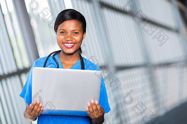 专业非洲美国女医生持有移动PC电脑