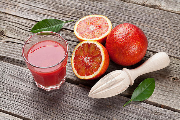 新鲜的成熟的红色的橙子汁木表格