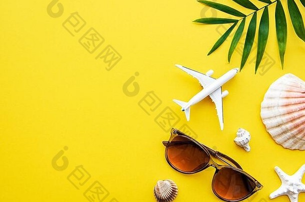 旅行者背景热带棕榈叶分支机构黄色的背景空空间文本旅行假期概念夏天背景平躺