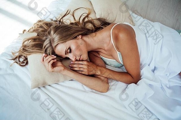 金发女郎女孩睡着了卧室梦想假期早....