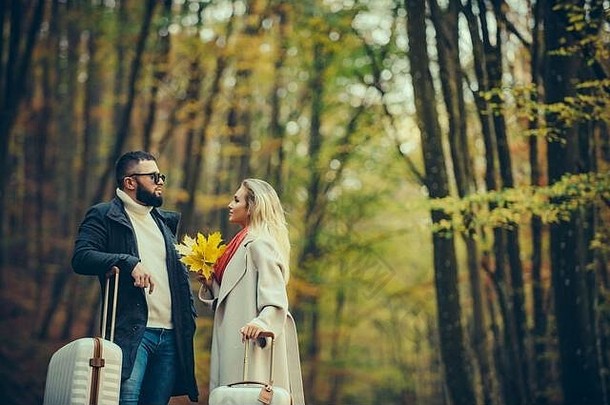 美丽的夫妇秋天背景年轻的夫妇在户外公园美丽的秋天一天冒险旅行旅游徒步旅行人