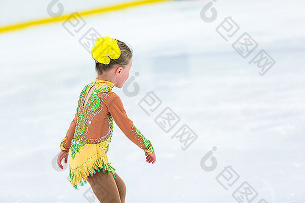 可爱的女孩练习冰滑冰竞争