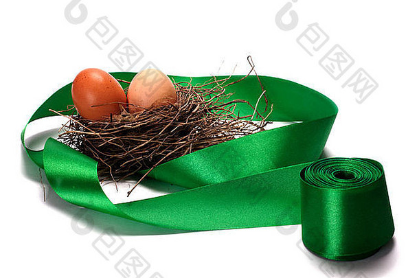 巢中的蛋和绿色丝带