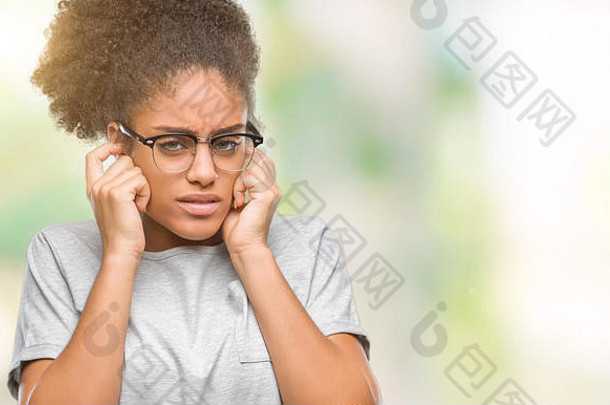 一位年轻的非裔美国妇女戴着眼镜，用手指遮住耳朵，面对嘈杂的音乐声，她表现出恼怒的表情。缉毒局
