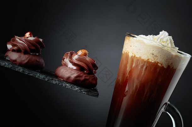 黑底榛子巧克力甜点和奶油咖啡。为文本空间。