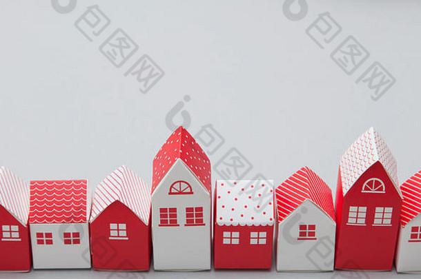 集合红色的白色房子背景