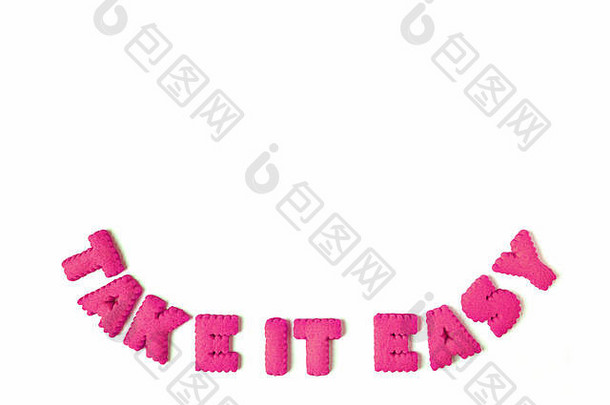 充满活力的粉色字母形状的饼干，在白色背景下拼写单词，轻松自如