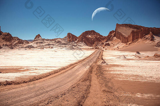 智利阿塔卡马沙漠月亮谷中的月亮