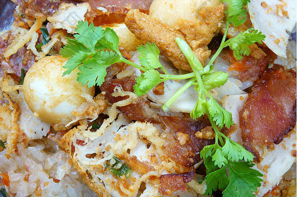 越南菜，香喷喷的xoi或subgum xoi是受欢迎的越南菜，作为早餐或<strong>小吃</strong>，也是著名的街头<strong>小吃</strong>，这道菜来自糯米、海鲜