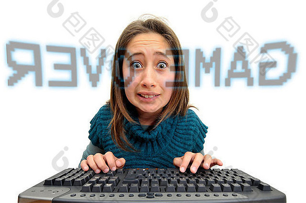 强调年轻的女孩前面电脑屏幕单词游戏