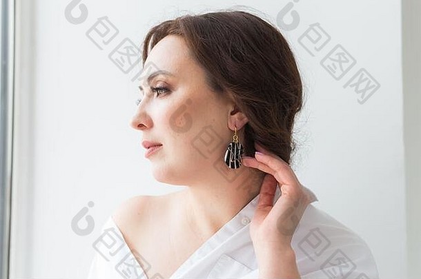 优雅的女人耳环关闭肖像配件珠宝珠宝概念