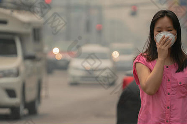 泰国清迈市街头戴着防护面具的年轻女子