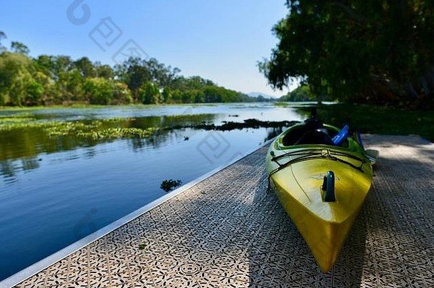 澳大利亚昆士兰州罗斯河，孩子们在美丽的天气里划独木舟
