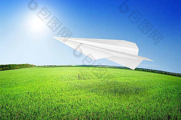 草地和纸飞机。完美的蓝天