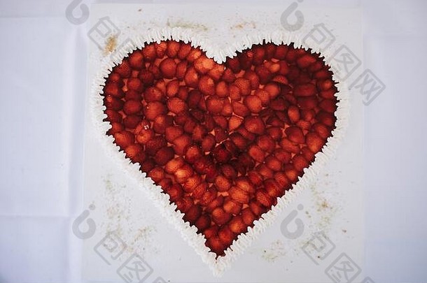照片心形状的蛋糕草莓