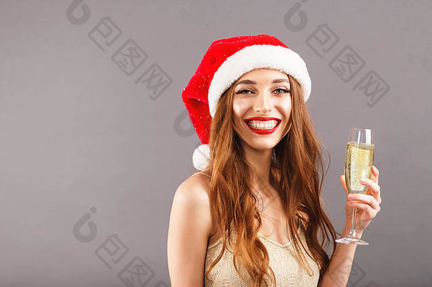 令人愉快的长头发的女人红色的圣诞老人老人他红色的嘴唇站灰色的背景持有玻璃香槟一年圣诞节假期记忆礼物购物折扣商店雪少女圣诞老人老人化妆发型狂欢节