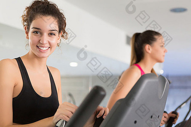 一个年轻漂亮的女人在健身房锻炼