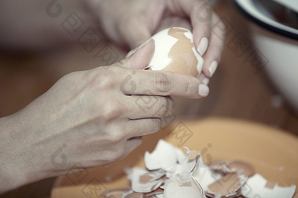 人类手清算煮熟的蛋