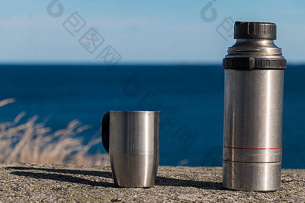 不锈钢钢hermos瓶咖啡杯岩石海岸线landsort南部部分斯德哥尔摩