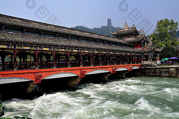 都江堰，中国：明代的南桥覆盖着岷江，桥上有远处的山顶塔
