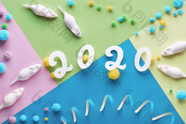 2020年新年快乐，鼠年！平放，俯视图，由棉花糖和软球制成的甜白老鼠。排列在几何图形上的对象