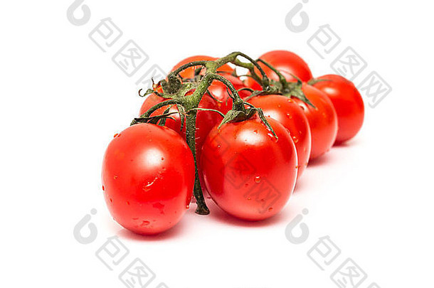 群新鲜的湿红色的番茄孤立的白色