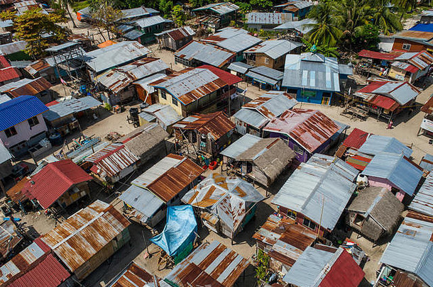 马来西亚沙巴马布尔岛，一张无人驾驶的照片俯瞰着一个非常贫穷的巴夭海吉普赛村庄、棚屋和清真寺。
