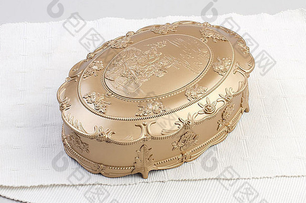 一个漂亮的月饼盒，是中国传统中秋节的礼物