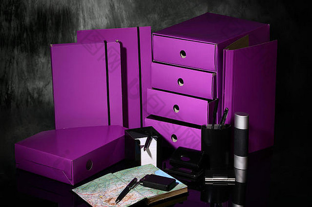 一个不同类型的紫色包装拍摄