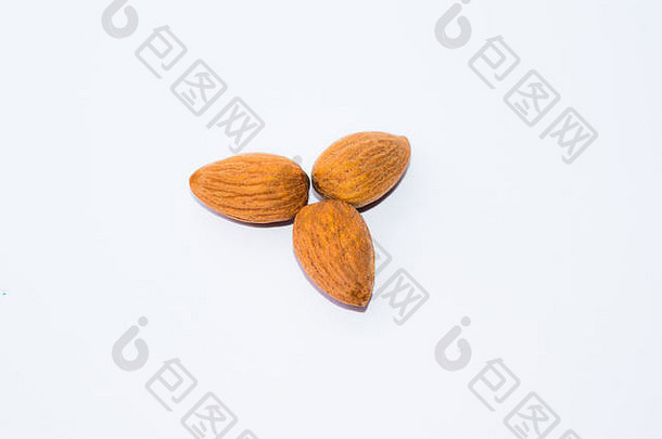 白色背景上分离的棕色杏仁种子的特写镜头，剪辑路径。