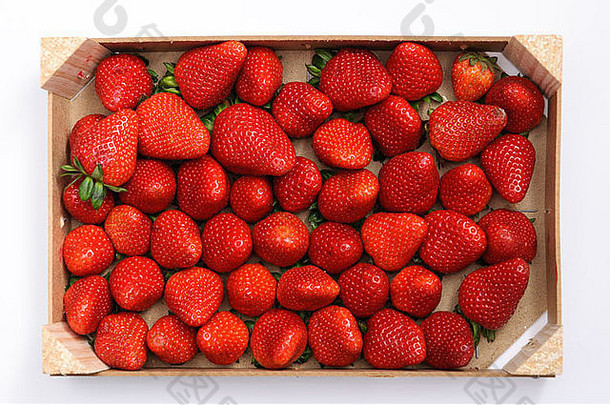 装满草莓的木箱。