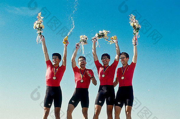 男子自行车队拿着金牌登上领奖台。