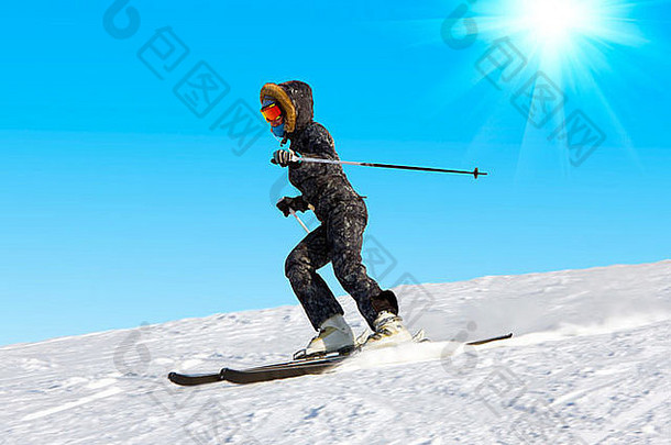 滑雪板上的年轻女孩穿着一身斑驳的衣服下山