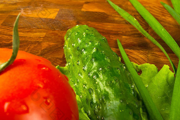 静物画-木板上的西红柿、黄瓜、绿蒜和生菜