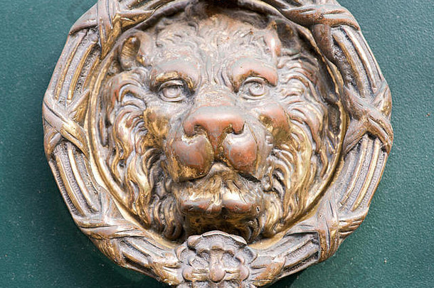 狮子头形状的古董黄铜门环。