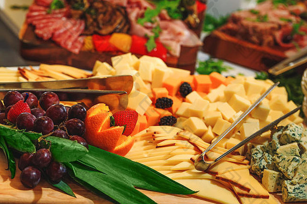 奶酪拼盘和混合水果，适合任何场合作为餐桌。不同品种的奶酪搭配时令水果：<strong>葡萄</strong>、橘子、奶酪