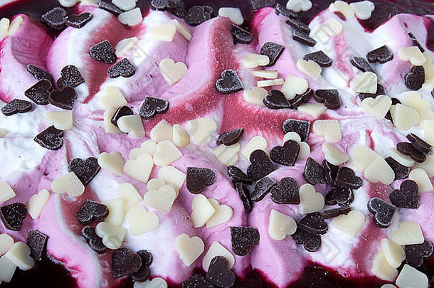蓝莓冰淇淋小时装饰心形状的巧克力