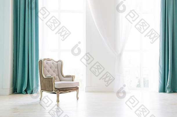 老式扶手椅靠着白色的墙壁和带窗帘的大窗户。为您的副本留出空间