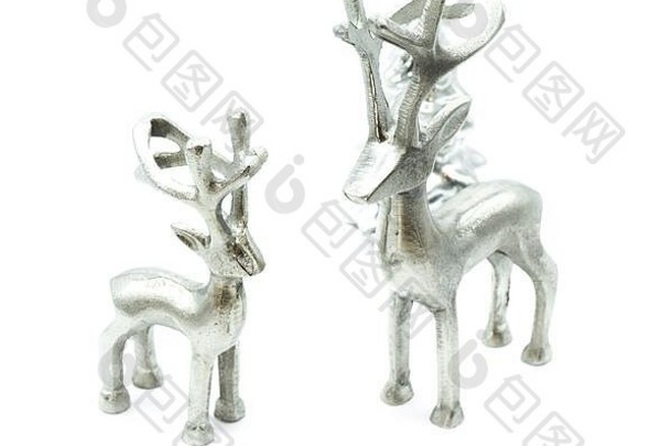 圣诞树前的鹿像，白色背景上隔离的圣诞驯鹿