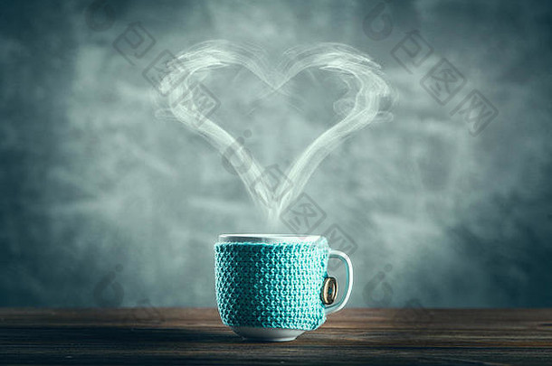 杯咖啡心形状的蒸汽