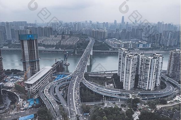 空中无人机拍摄立交桥重交通多雾的悲观的天气<strong>重庆</strong>中国