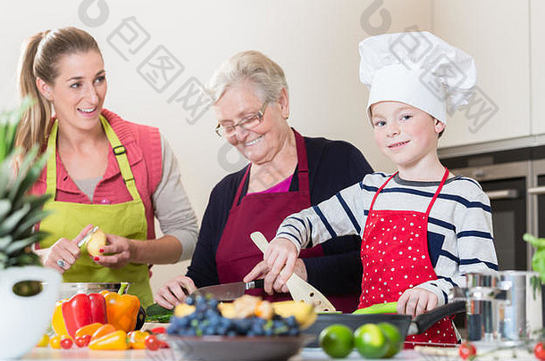 奶奶、妈妈和儿子在厨房做饭时聊天