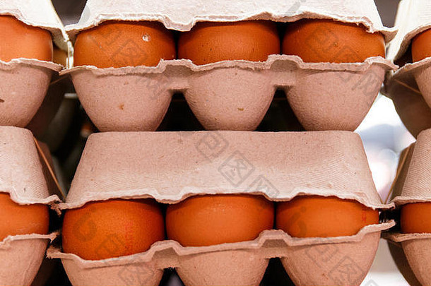 纸箱新鲜的鸡蛋准备好了出售市场