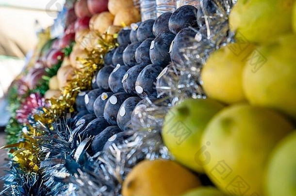 |摩洛哥马拉喀什市场摊位上各种水果中的李子