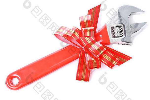 红色塑料手柄和红色金色条纹蝴蝶结的钢制扳手，作为礼物送给在白色背景上隔离的工匠